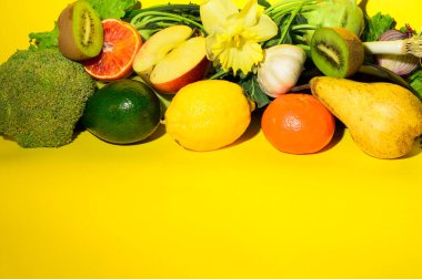 Olgun egzotik meyve ve sebze yığını parlak arka planda, sağlıklı gıda konsepti 