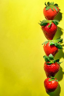 Masada çiğ taze çilek, yakın görüş.  