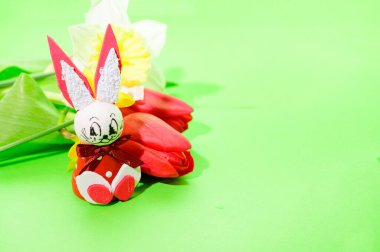 Dekoratif Paskalya tavşanlı güzel çiçekler parlak arka plan, bahar konsepti, yakın görüş  