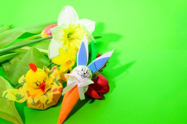 Dekoratif Paskalya tavşanlı güzel çiçekler ve parlak arka planda tavuk oyuncakları, bahar konsepti, yakın görüş   