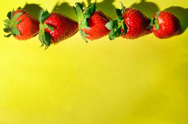 Masada çiğ taze çilek, yakın görüş.  