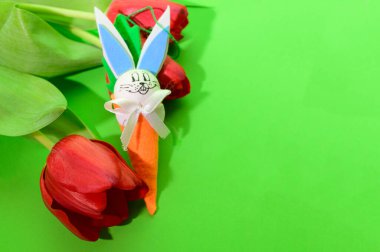 Dekoratif Paskalya tavşanlı güzel laleler parlak arka plan, bahar konsepti, yakın görüş  