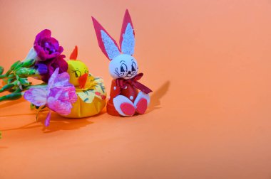 Dekoratif Paskalya tavşanlı güzel çiçekler ve parlak arka planda tavuk, bahar konsepti, yakın görüş   