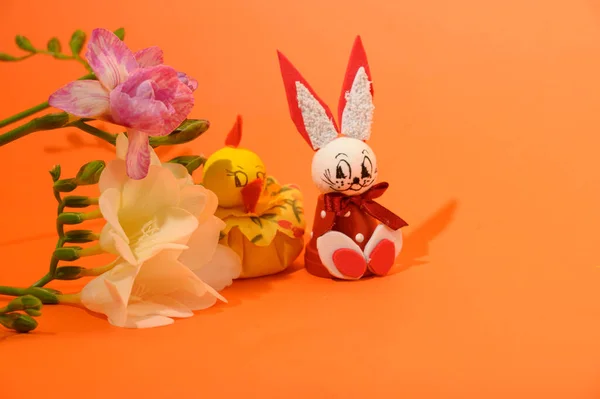 Dekoratif Paskalya tavşanlı güzel çiçekler ve parlak arka planda tavuk, bahar konsepti, yakın görüş   