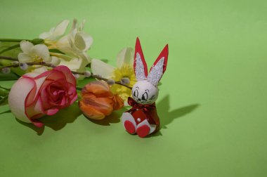Dekoratif Paskalya tavşanlı güzel çiçekler parlak arka plan, bahar konsepti, yakın görüş   