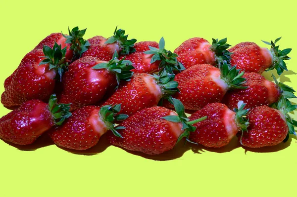 Blick Auf Frische Und Saftige Erdbeeren Auf Hellem Hintergrund — Stockfoto