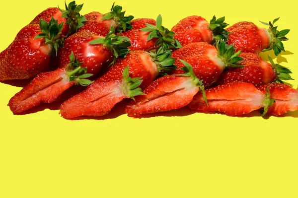 Blick Auf Frische Und Saftige Erdbeeren Auf Hellem Hintergrund — Stockfoto