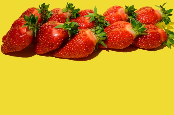 Blick Auf Frische Und Saftige Erdbeeren Auf Hellem Hintergrund — Stockfoto