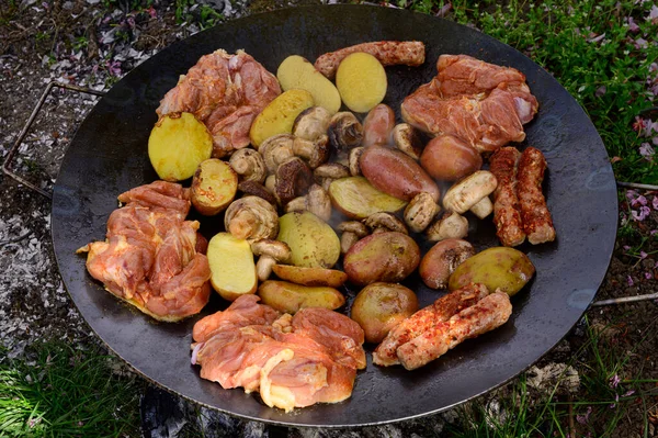 Vista Ravvicinata Pezzi Carne Alla Griglia Con Patate Funghi — Foto Stock