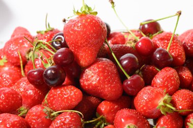 Taze ve sulu çilek ve kiraz yığını. 