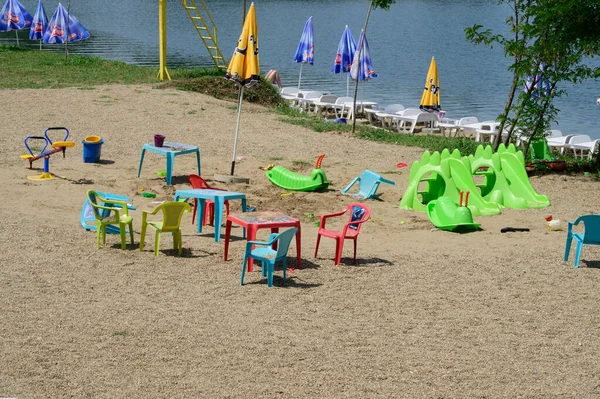 Vista Parque Infantil Com Espreguiçadeiras Guarda Sóis Costa Areia Rio — Fotografia de Stock