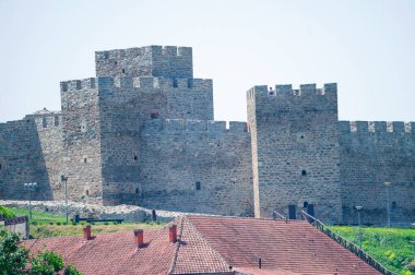Güneşli bir günde tepedeki antik kale manzarası