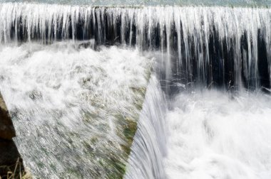 Nehrin hızlı akışına sahip şelale adımları, yakın görüş 