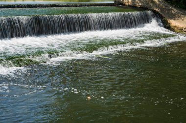 Nehrin hızlı akışına sahip şelale adımları 