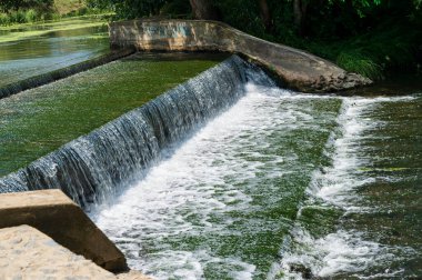 Nehrin hızlı akışına sahip şelale adımları, yakın görüş. 