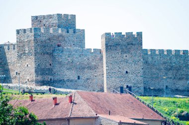 Güneşli bir günde tepedeki antik kale manzarası