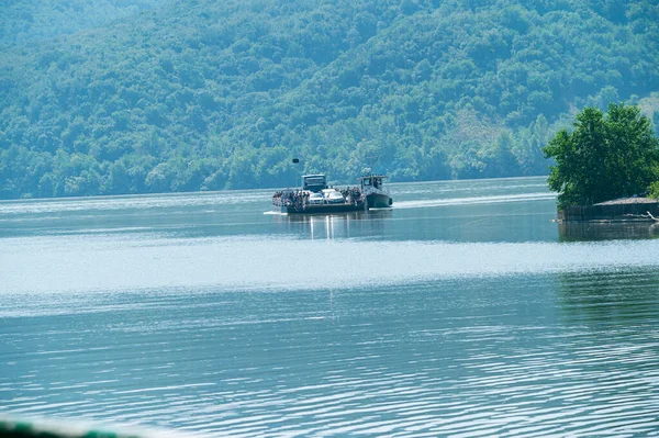 Vista Pitoresca Barco Flutuando Rio Perto Costa Com Floresta Dia — Fotografia de Stock