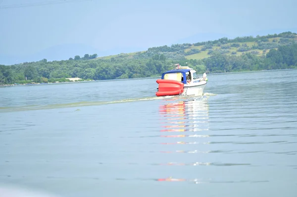 Malerischer Blick Auf Boot Schwimmt Fluss Ufernähe Mit Wald Bei — Stockfoto