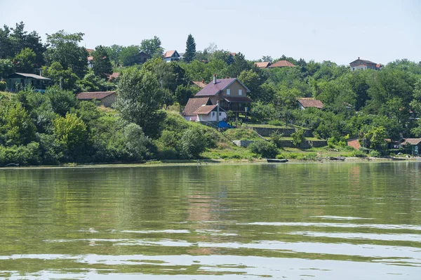 Festői Kilátás Házak Közelében Erdő Partján Folyó Napsütéses Napon — Stock Fotó