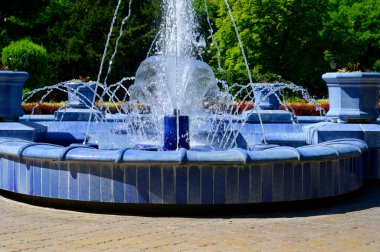 Şehir parkında çalışan çeşme.