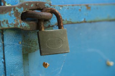 Büyük ve kirli eski metal asma kilit