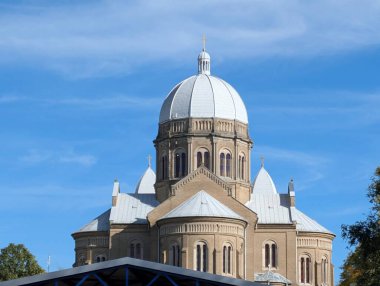 Beyaz bulutlu mavi gökyüzüne karşı kubbe yapısı