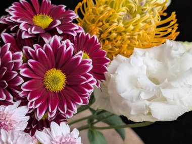 Renkli çiçekler güzel bir bukette birlikte dizilmişler.