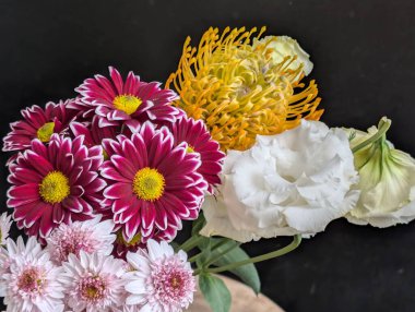 Renkli bir buket çiçek çok güzel dizilmiş.