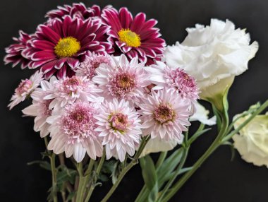 Koyu arkaplana dizilmiş renkli çiçek buketi