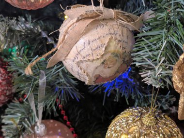 Noel ağacı süslemeleri köknar dallarıyla kaplıdır. 