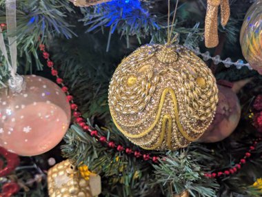 Noel ağacı süslemeleri köknar dallarıyla kaplıdır. 