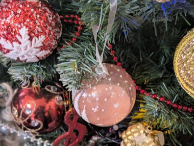 Noel ağacı süslemeleri köknar dallarıyla kaplıdır. 