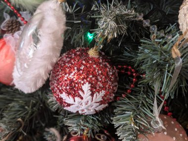 Noel ağacı süslemeleri köknar dallarıyla kaplıdır. 