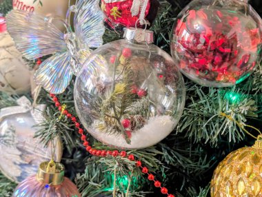 Noel ağacı süslemeleri köknar dallarıyla kaplıdır. 