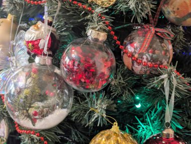 Noel ağacı süslemeleri köknar dallarıyla kaplıdır. 