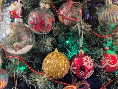 Noel ağacı süslemeleri köknar dallarıyla kaplıdır. 