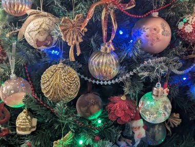 Noel ağacı süslemeleri köknar dallarıyla kaplıdır. 