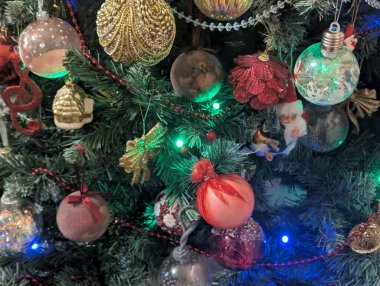 Noel ağacı süslemeleri köknar dallarıyla kaplıdır. 