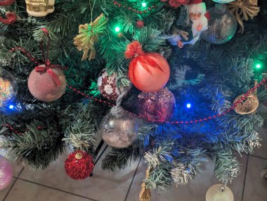 Noel ağacı süslemeleri köknar dallarıyla kaplıdır. 