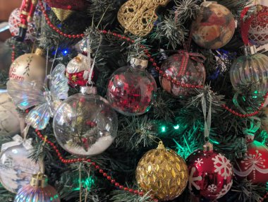 Noel ağacı süslemeleri köknar dallarıyla kaplıdır. 