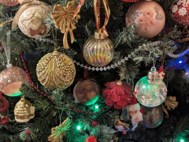 Noel ağacı süslemeleri köknar dallarıyla kaplıdır. 