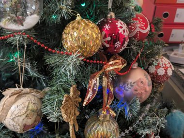 Noel ağacı süslemeleri köknar dallarıyla kaplıdır. 