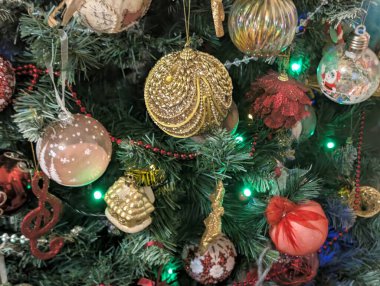 Noel ağacı süslemeleri köknar dallarıyla kaplıdır. 