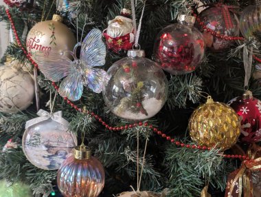 Noel ağacı süslemeleri köknar dallarıyla kaplıdır. 