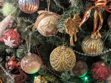 Noel ağacı süslemeleri köknar dallarıyla kaplıdır. 