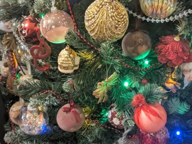 Noel ağacı süslemeleri köknar dallarıyla kaplıdır. 