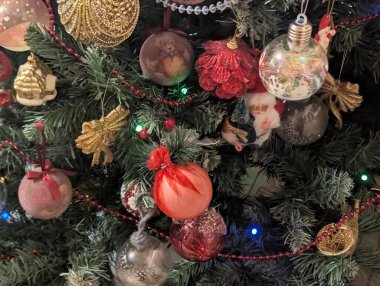 Noel ağacı süslemeleri köknar dallarıyla kaplıdır. 