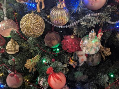 Noel ağacı süslemeleri köknar dallarıyla kaplıdır. 