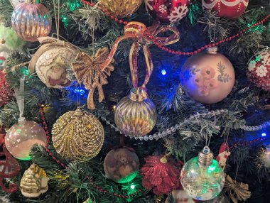 Noel ağacı süslemeleri köknar dallarıyla kaplıdır. 