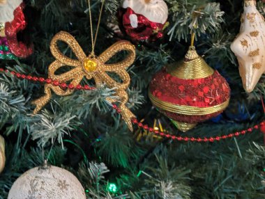 Noel ağacı süslemeleri köknar dallarıyla kaplıdır. 
